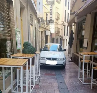 Una conductora arrolla una terraza y causa un herido leve en León