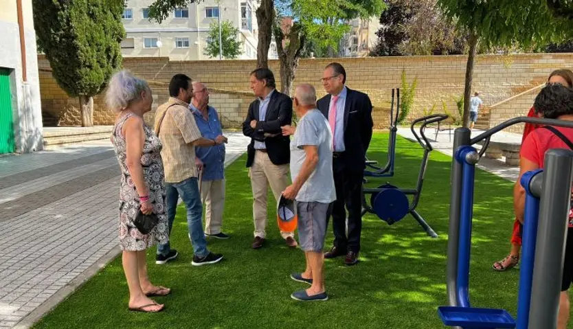 El alcalde de Salamanca, Carlos García Carbayo, durante una visita a la renovada Plaza de Torneros, en Pizarrales