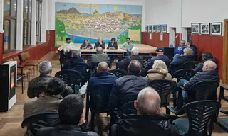 Alcaldes y concejales reunidos por el servicio del autobús a Madrid en Puente del Congosto
