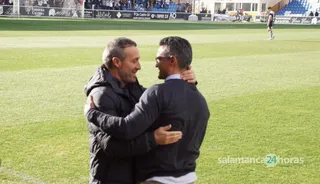 Óscar Cano y Dani Ponz se dan un efusivo abrazo ante del Unionistas - Deportivo | FOTO SALAMANCA24HORAS.COM