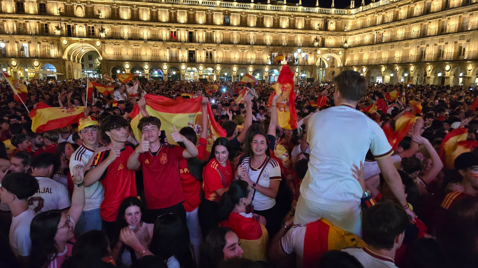Celebraci&oacute;n del triunfo de Espa&ntilde;a frente a Francia en la Plaza Mayor de Salamanca