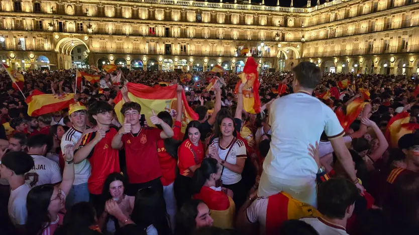 Celebración del triunfo de España frente a Francia en la Plaza Mayor de Salamanca