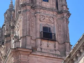 Balcón con enrejado en La Clerecía