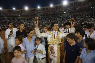Marco Pérez paseando las dos orejas del toro de Garcigrande (Vanidoso) de vuelta al ruedo | Juanes