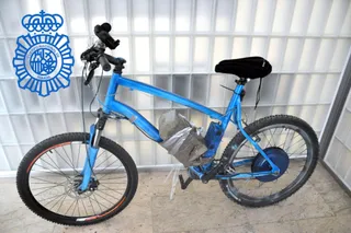 Bicicleta con un paquete de heroína incautada por la Policía Nacional en Béjar