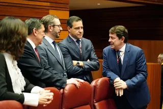 El presidente de la Junta, Alfonso Fernández Mañueco junto al senador Javier Maroto y el portavoz del PP en las Cortes, Raúl de la Hoz. Foto Rubén Cacho | ICAL