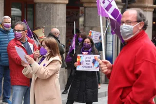 GALERÍA | UGT realiza un "acto simbólico" en defensa de las mujeres junto a su sede de Gran Vía este 8M