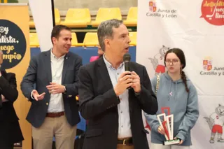 Almudena Parres, asiste a la entrega de premios de la final autonómica y de deporte colectivo de Juegos Escolares