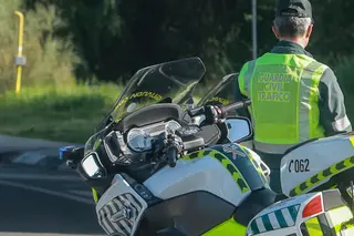 Un agente de la Guardia Civil de Tráfico con su moto. Foto de archivo EP