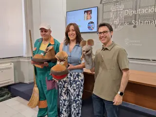 Pilar Sánchez con los actores de Kamaru Teatro