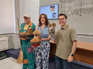Pilar Sánchez con los actores de Kamaru Teatro