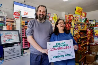 Marisa y Serafín regentan El Puente, el pequeño kiosco en el barrio trastormesino de Chamberí que han dado un premio de 126 millones | ICAL