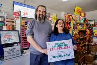 Marisa y Serafín regentan El Puente, el pequeño kiosco en el barrio trastormesino de Chamberí que han dado un premio de 126 millones | ICAL