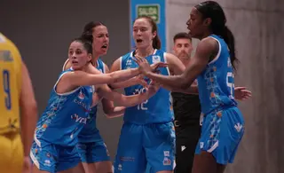 Las jugadoras de Avenida se felicitan tras una canasta | FOTO CB AVENIDA