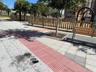 Manchado de aceite cerca de la zona infantil en la calle Alicante