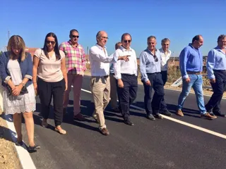 Visita institucional a la carretera recién arreglada entre Vecinos y Las Veguillas