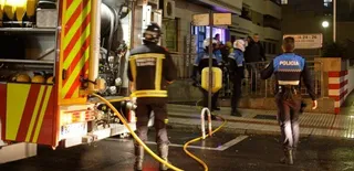 Policías rescatan a una joven inconsciente en el suelo de un piso incendiado