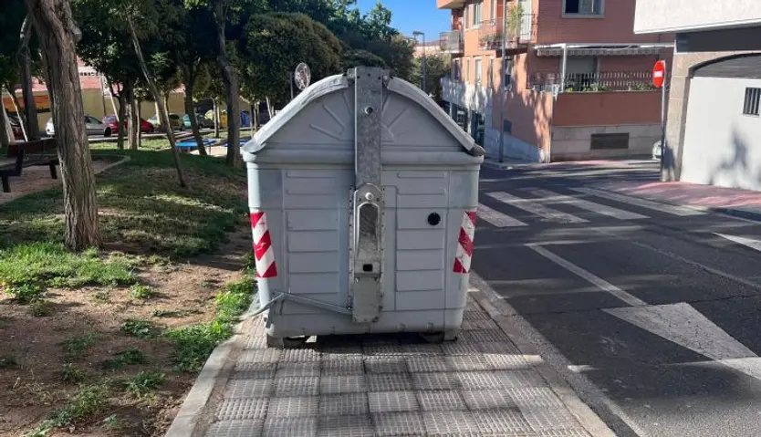 Contenedor en la avenida de los Alfareros