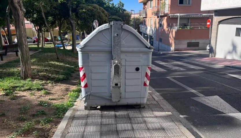 Contenedor en la avenida de los Alfareros