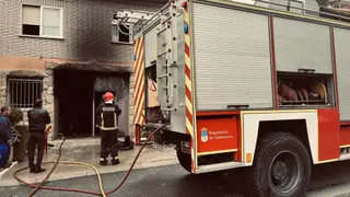 Los bomberos en una intervención en Santiago de la Puebla. ARCHIVO