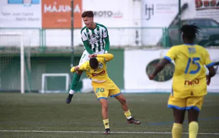 Parga salta sobre un rival de la Arandina | FOTO CLUB DEPORTIVO GUIJUELO