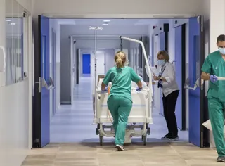 Traslado de enfermos al nuevo hospital de Salamanca 2. Foto ICAL