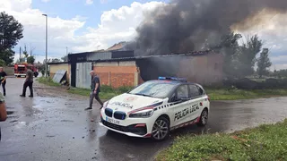 Mueren 16 terneros y dos vacas en un incendio declarado en una nave de León tras la caída de un rayo