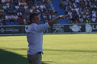 Dani Ponz da instrucciones a sus jugadores ante el Real Unión | FOTO JUANES