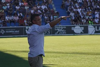 Dani Ponz da instrucciones a sus jugadores ante el Real Unión | FOTO JUANES