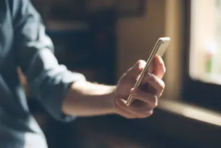 Un usuario con un teléfono móvil. | EP