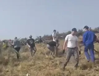 Los vecinos de La Garganta y Puerto de Béjar realizan un cortafuegos para evitar que el incendio de Jarilla entre en Salamanca | La meteo del Oeste (@westmeteo)
