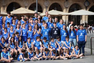El alcalde de Salamanca, Carlos García Carbayo, participa en el acto con todos los equipos del Club Baloncesto Perfumerías Avenida