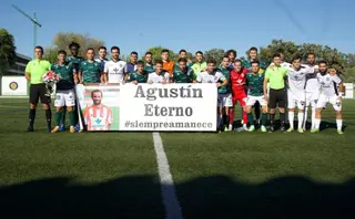 Los jugadores del Guijuelo y del Zamora posan con la pancarta en recuerdo de Agustín | FOTO CD GUIJUELO