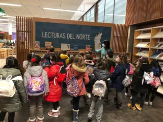 Alumnos del CEIP Miguel de Unamuno en una visita a la biblioteca Torrente Ballester.