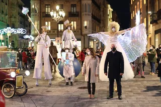 La concejala de Cultura, María Victoria Bermejo, y el concejal de Comercio, Juan José Sánchez, asisten al inicio de los pasacalles de animación incluidos en la programación de Navidad.