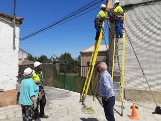 Encarnación Pérez, subdelegada del Gobierno, durante la visita a una de las obras de instalación de banda ancha en la provincia