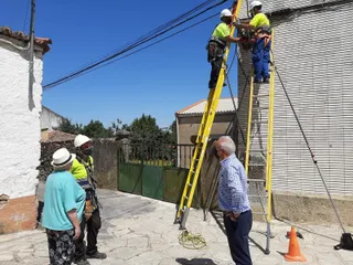 Encarnación Pérez, subdelegada del Gobierno, durante la visita a una de las obras de instalación de banda ancha en la provincia