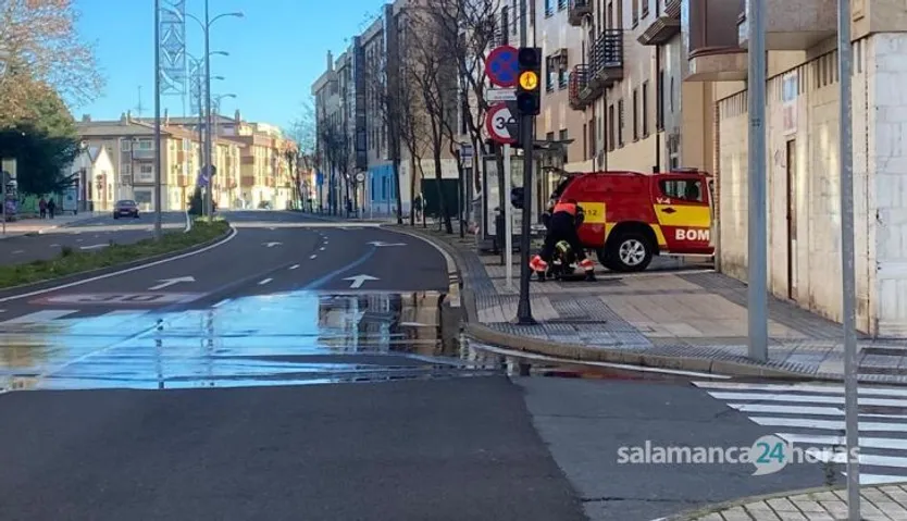 Bomberos en la calle de Jesús Arambarri. Foto S24H