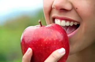Una mujer comiendo una manzana | Infosalus | Europa Press