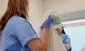Personal Técnico de Cuidados Auxiliares de Enfermería (TCAE) aseando a un paciente en el Hospital Virgen Macarena. Imagen de archivo