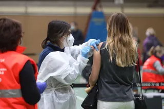 Los estudiantes de titulaciones sanitarias en prácticas reciben las primeras dosis de la vacuna contra el COVID-19 en Salamanca