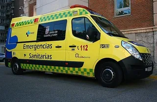 Dos motoristas heridos en sendas colisiones contra coches en la capital