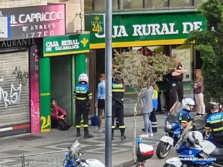 Policía con indigente en cajero de Caja Rural 1