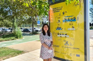 La concejala de medioambiente, Miryam Rodríguez junto a uno de los mupis instalados en la ciudad. Foto Ayuntamiento de Salamanca.