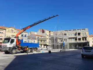 Instalación luces de Navidad en la plaza Mayor de Guijuelo