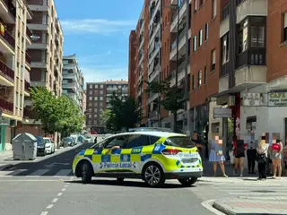 Un conductor impacta contra varios bolardos y se niega a realizarse la prueba de alcoholemia en la calle Cruz de Caravaca | Belén Hurtado