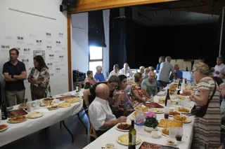 Tradicional comida y baile de mayores en Aldeatejada