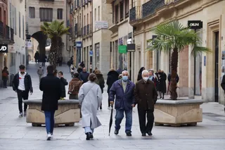 Gente paseando por las calles de Salamanca con paraguas