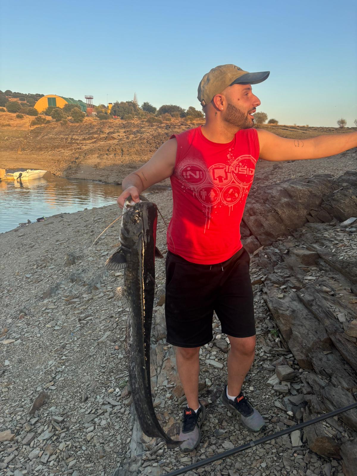 Tama&ntilde;o Del Siluro En Comparaci&oacute;n Con El Cuerpo Del Pescador Ra&uacute;l