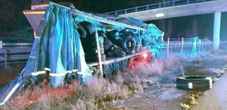 El accidente de un camión obliga a cerrar el tráfico en la A 15 a la altura de Almazán, en Soria. Foto ICAL